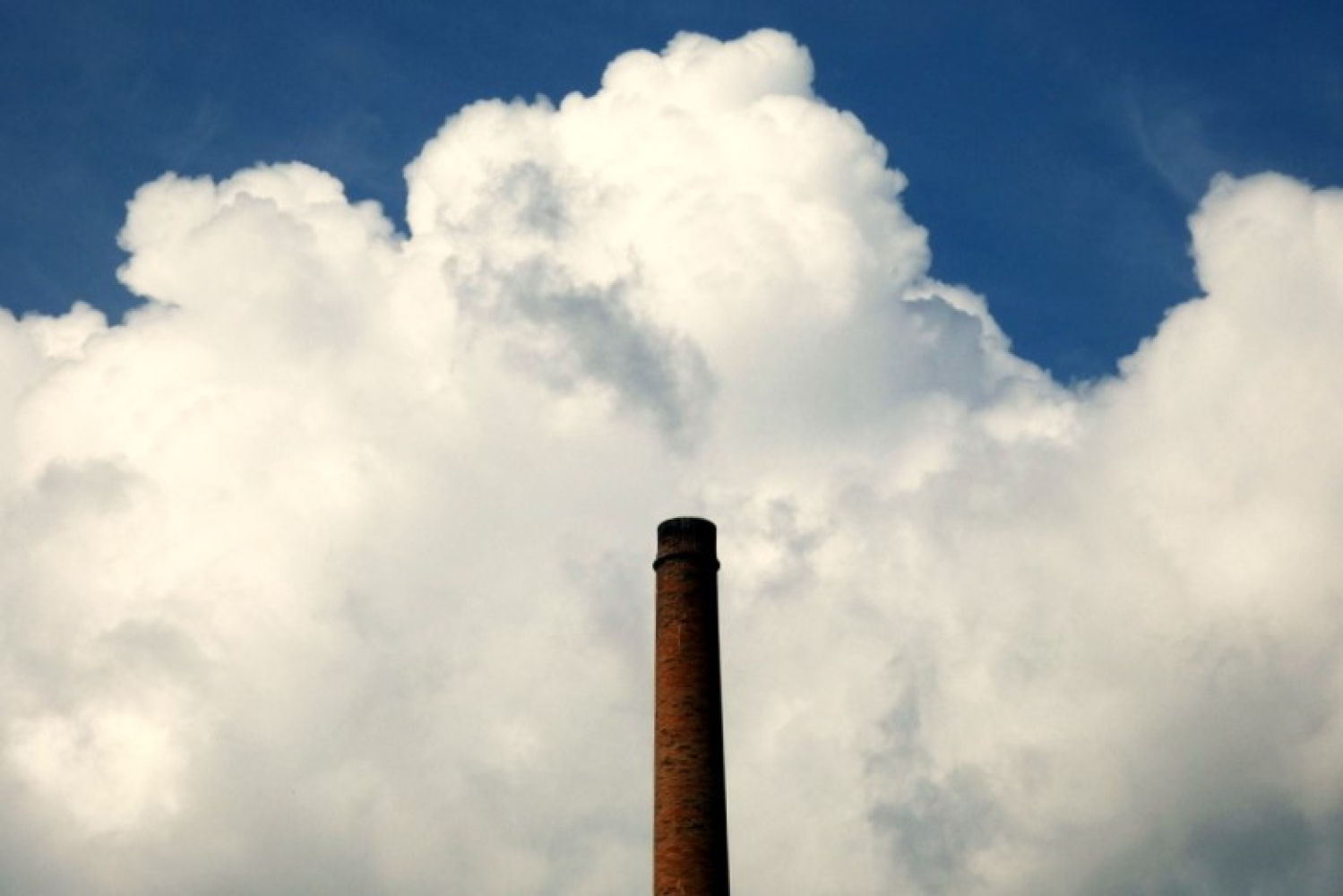 Chimenea, vestigio industrial en el Vora Ter.