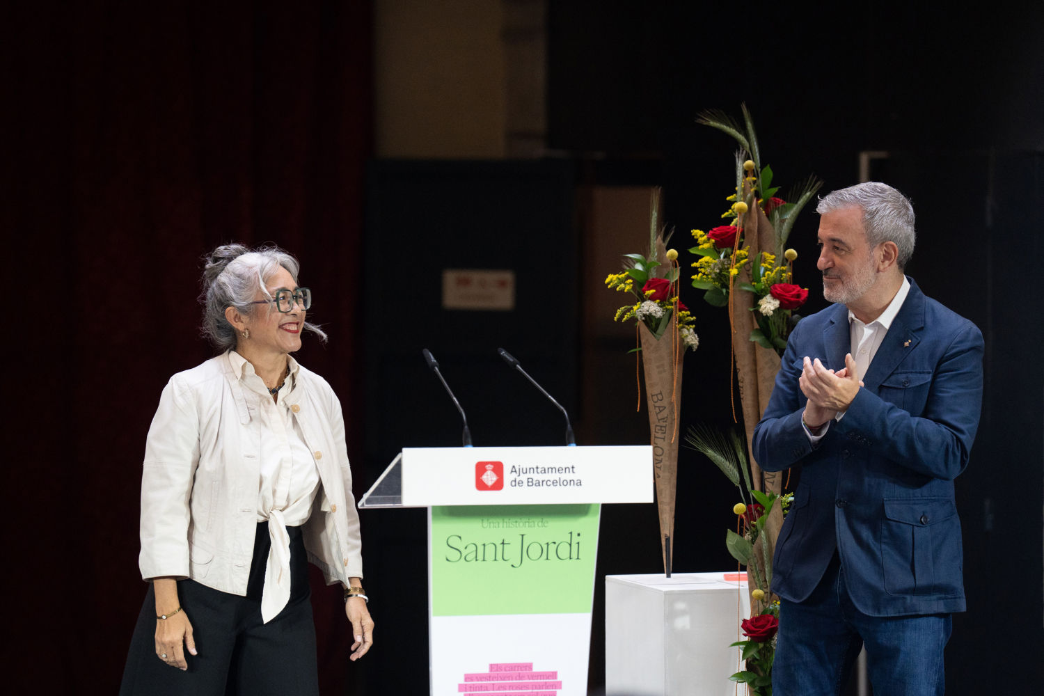La pregonera de Sant Jordi 2025 Cristina Rivera Garza, junto al alcalde Jaume Collboni
