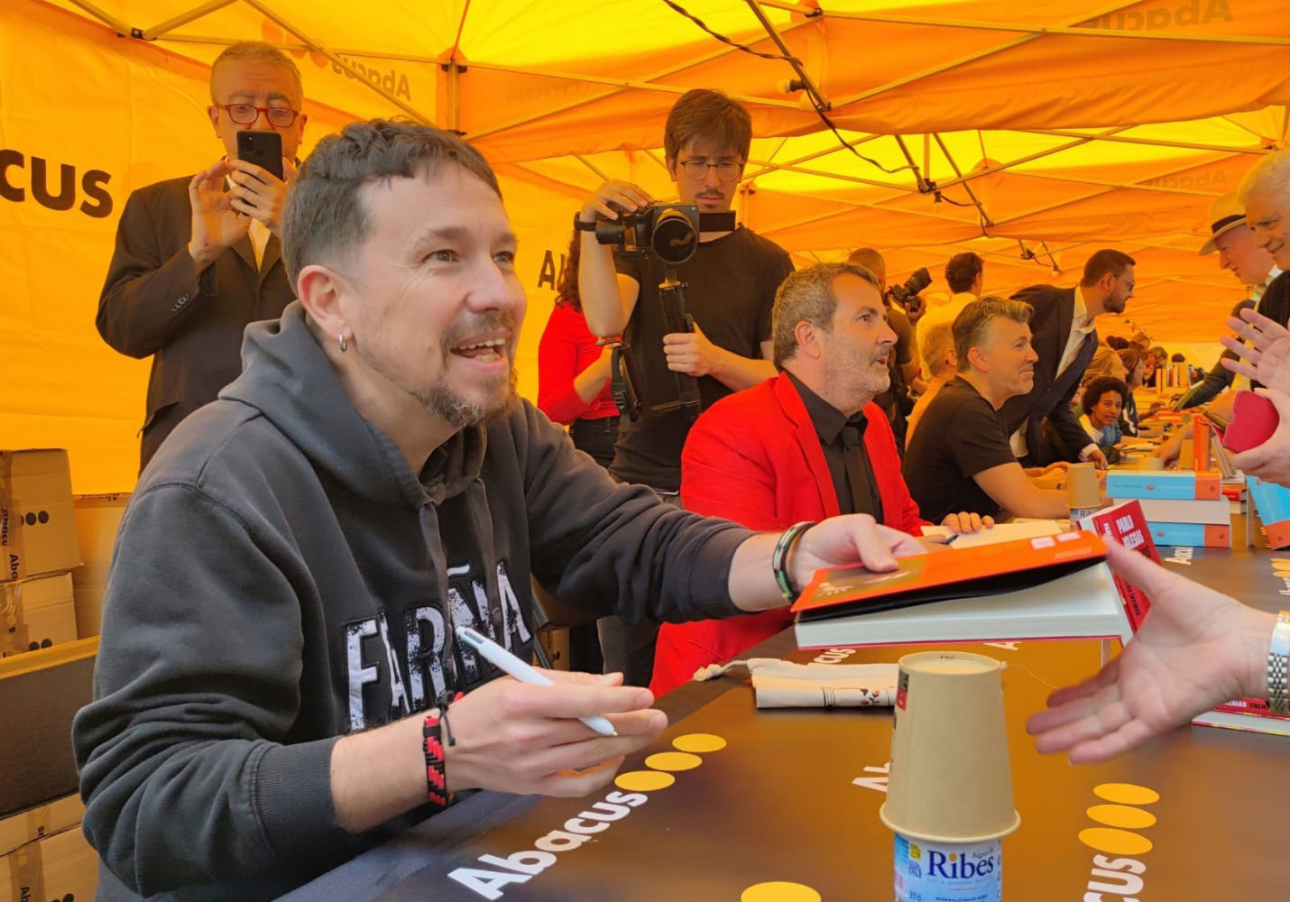 El exvicepresidente del Gobierno y exlíder de Podemos, Pablo Iglesias, firma libros en Barcelona por la Diada de Sant Jordi.