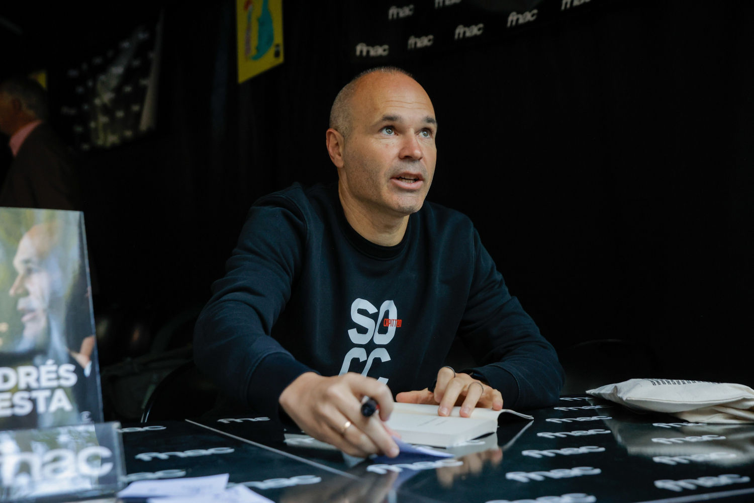 El exfutbolista Andrés Iniesta firmado su libro 'La mente también juega' en Barcelona durante la diada de Sant Jordi.
