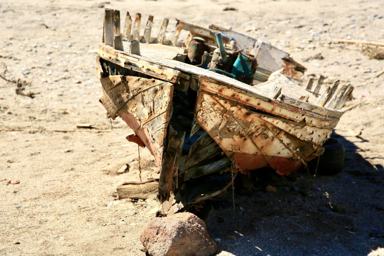 Barca vieja en la playa del Cabo de Gata.