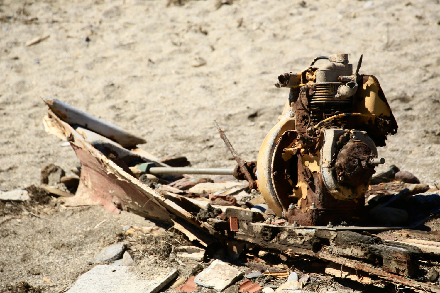 Restos del motor de una barca, en el Cabo de Gata.