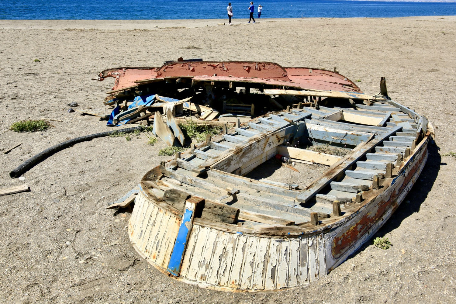 Barcas viejas en la playa del Cabo de Gata.
