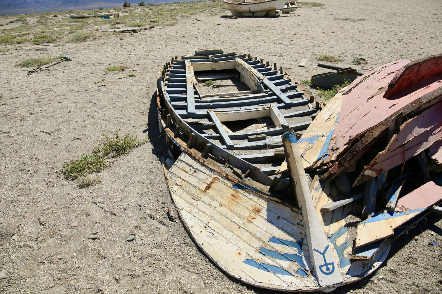 Restos de barcas en el Cabo de Gata.