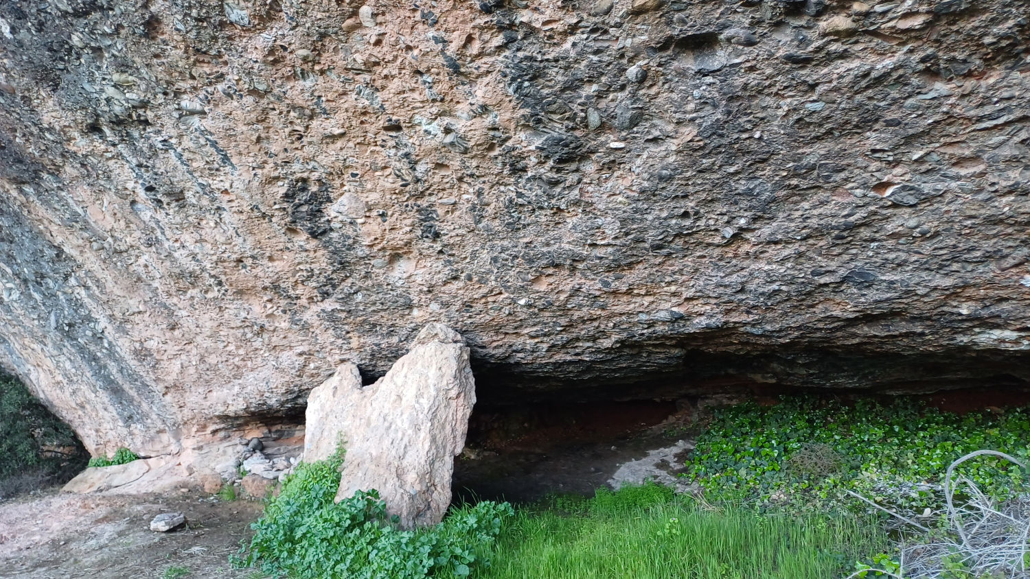 Parte de la cueva de la Pola.