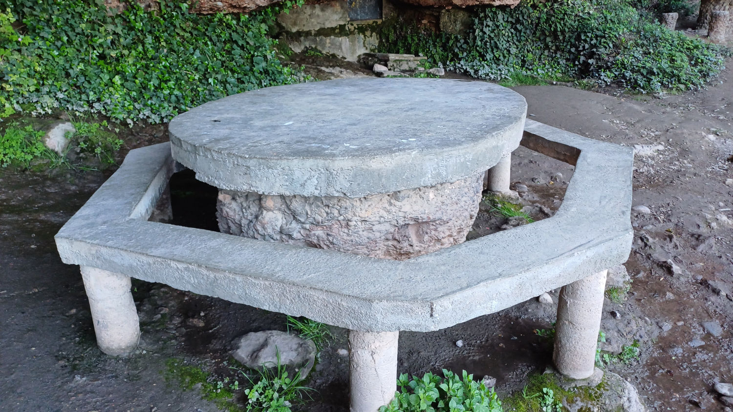 Mesa provista en el lugar para que descansen los senderistas.