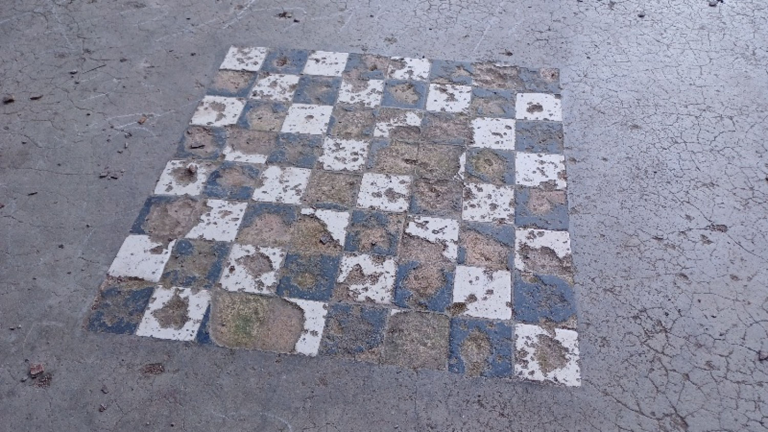 Tablero de ajedrez en la mesa de piedra.