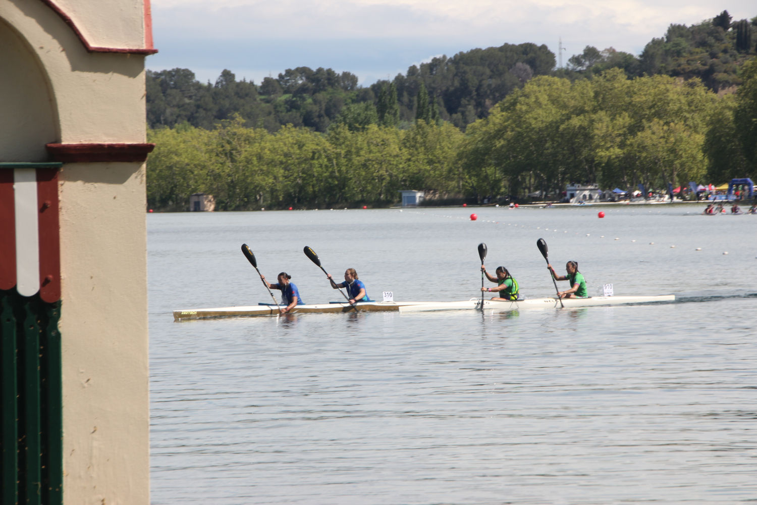 La práctica de deportes como el remo o piragüismo es muy habitual en el lago de Banyoles.
