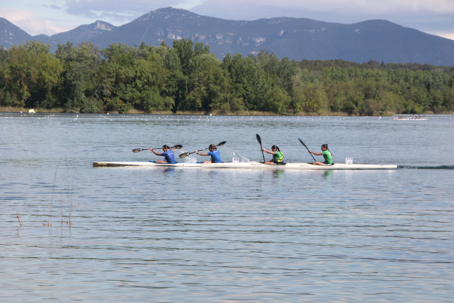 Jóvenes practicando piragüismo en el estanque de Banyoles.