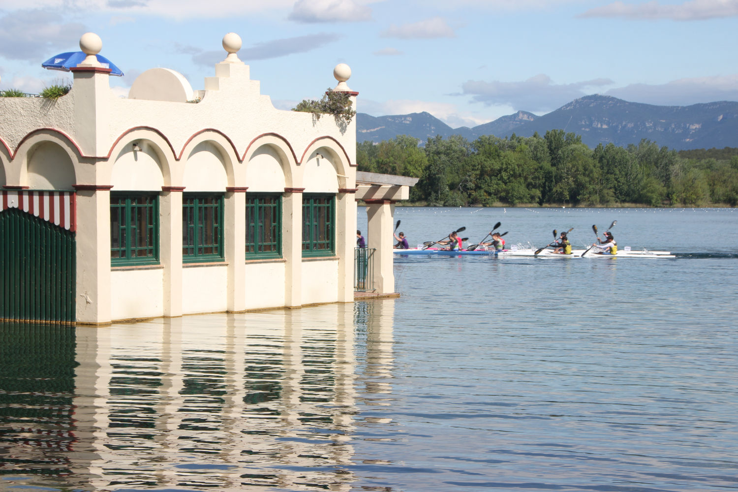 El lago cuenta con las características adecuadas para la realización de eventos y competiciones deportivas.