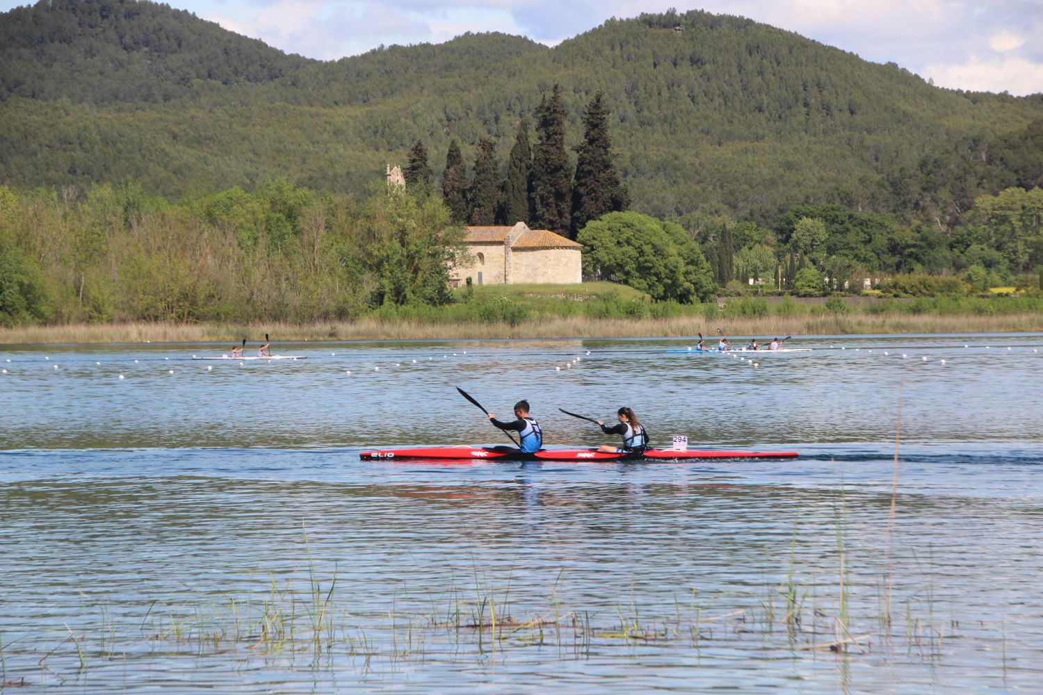 Entre los deportes que se practican, el piragüismo es uno de ellos.