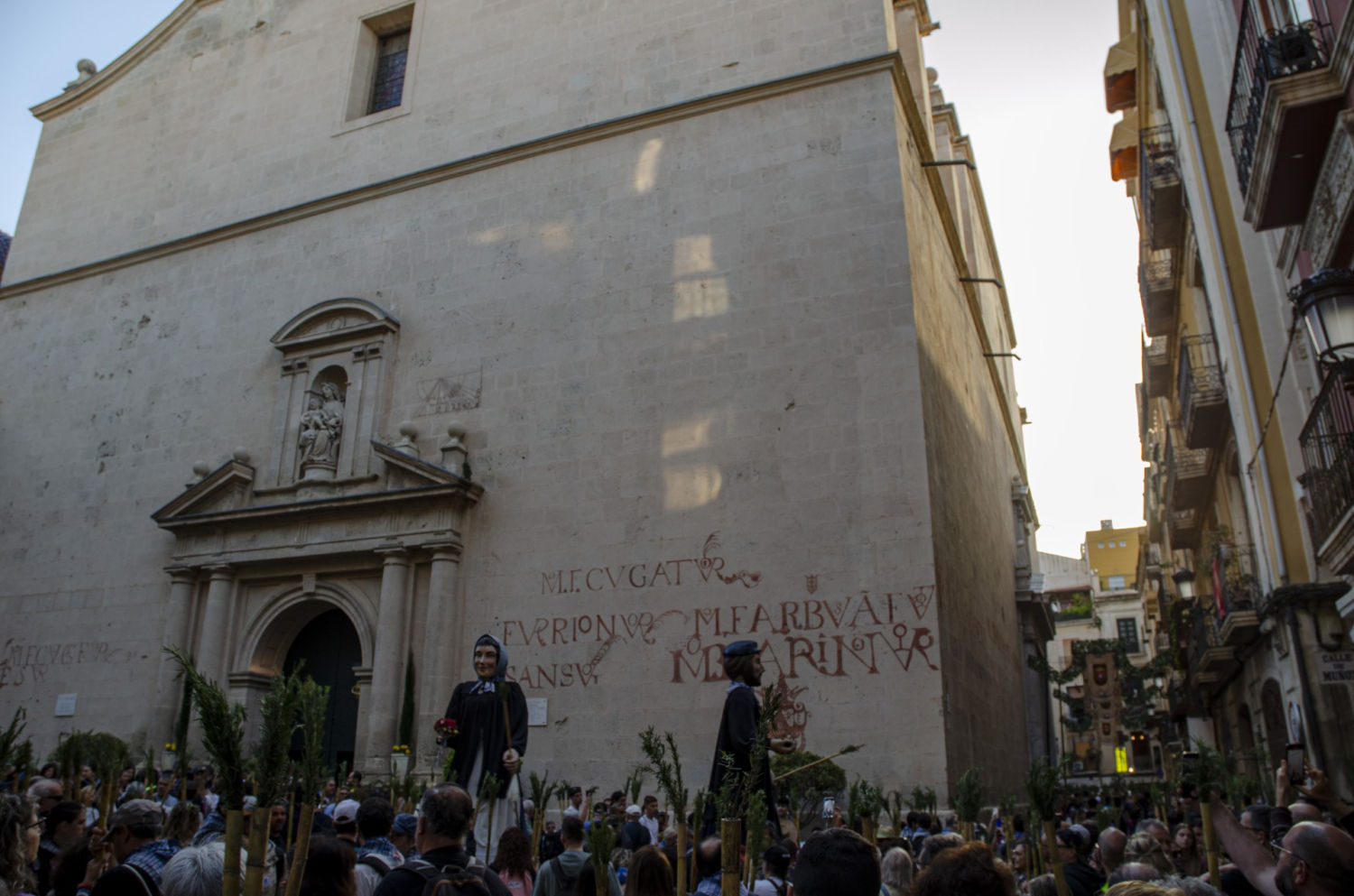 La romería de Santa Faz en el exterior de la iglesia.