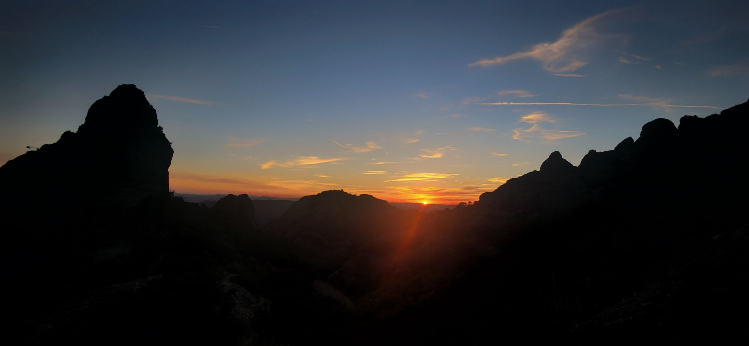 El sol se asoma visto desde Montserrat.