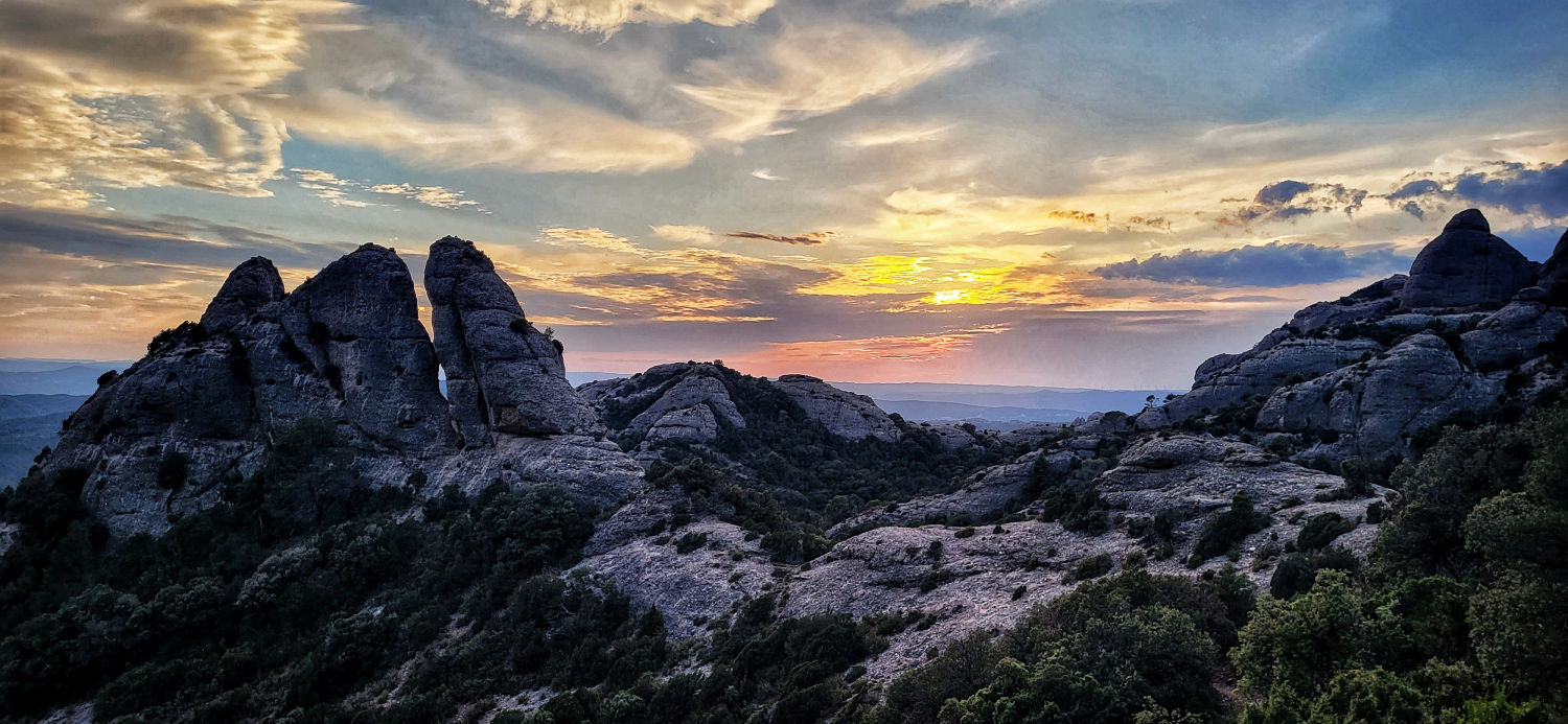 Montserrat bajo el cielo lleno de matices.