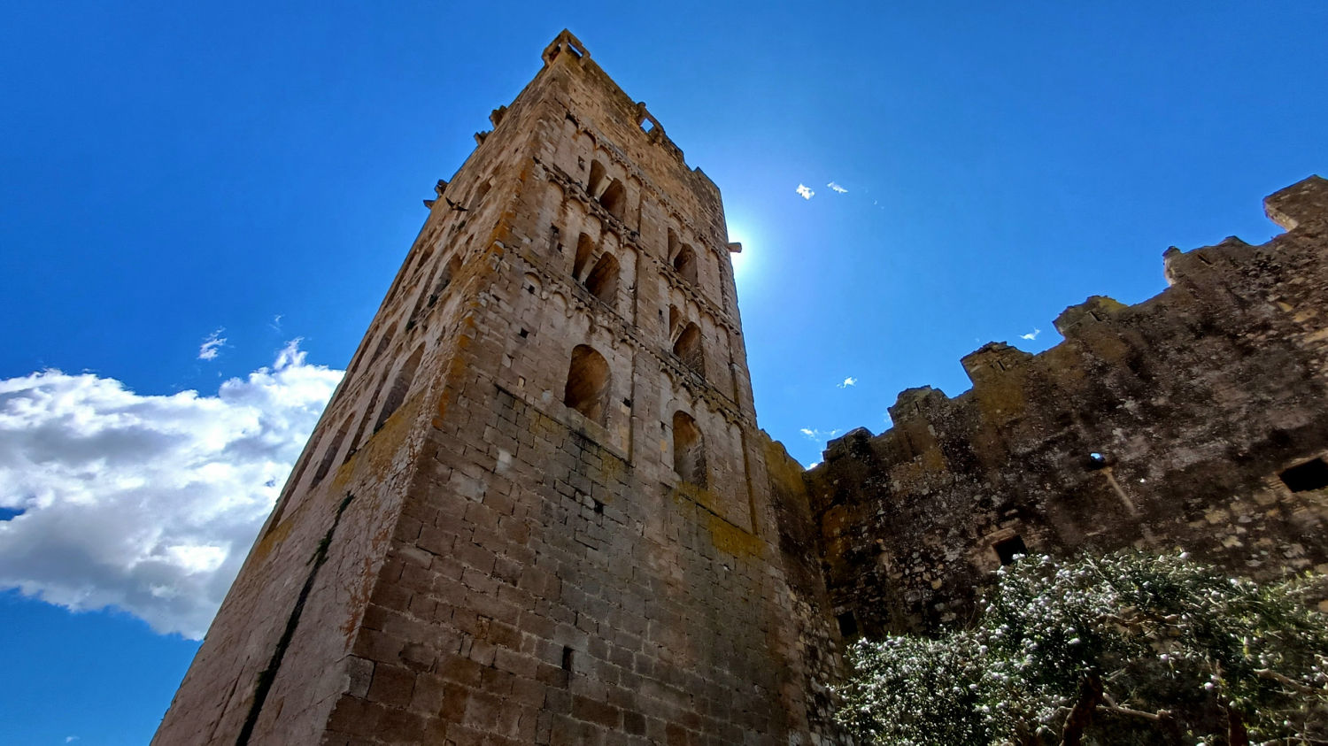 El majestuoso campanario en torre de la iglesia.