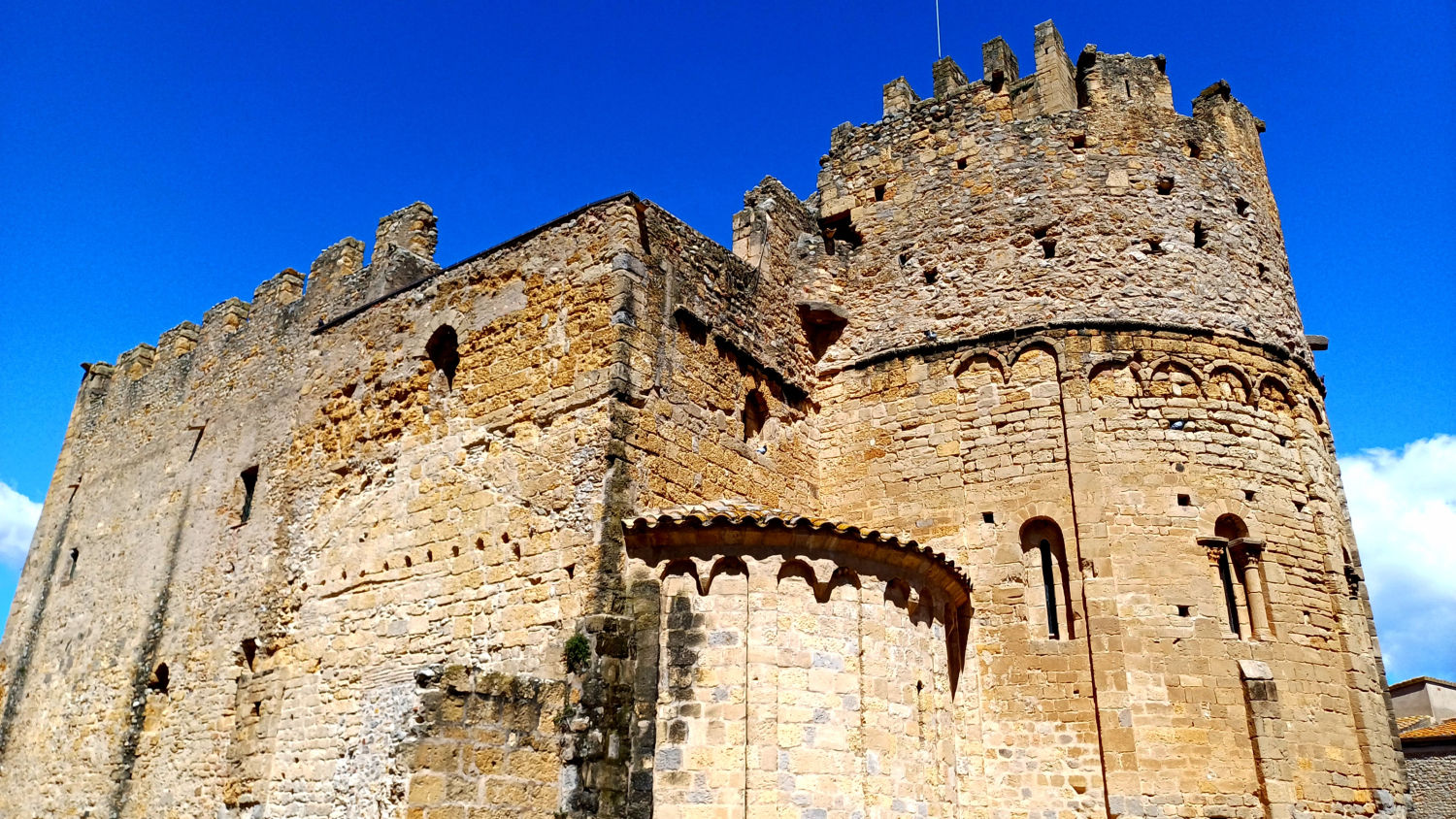 Antiguamente, formaba parte del anterior Monasterio de Sant Miquel.