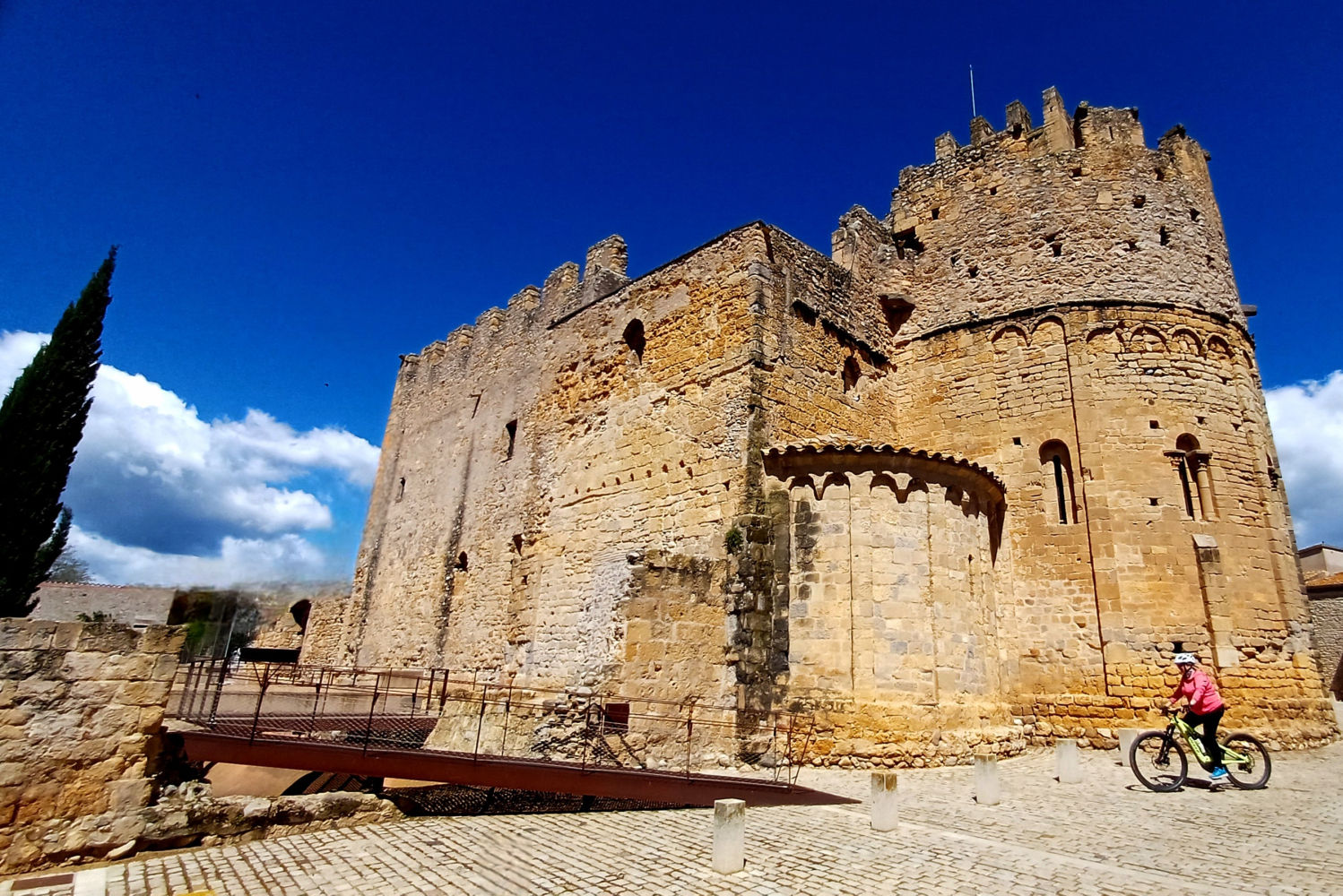 La iglesia de Sant Miquel de Fluvià se encuentra en el Alt Empordà, en Girona.