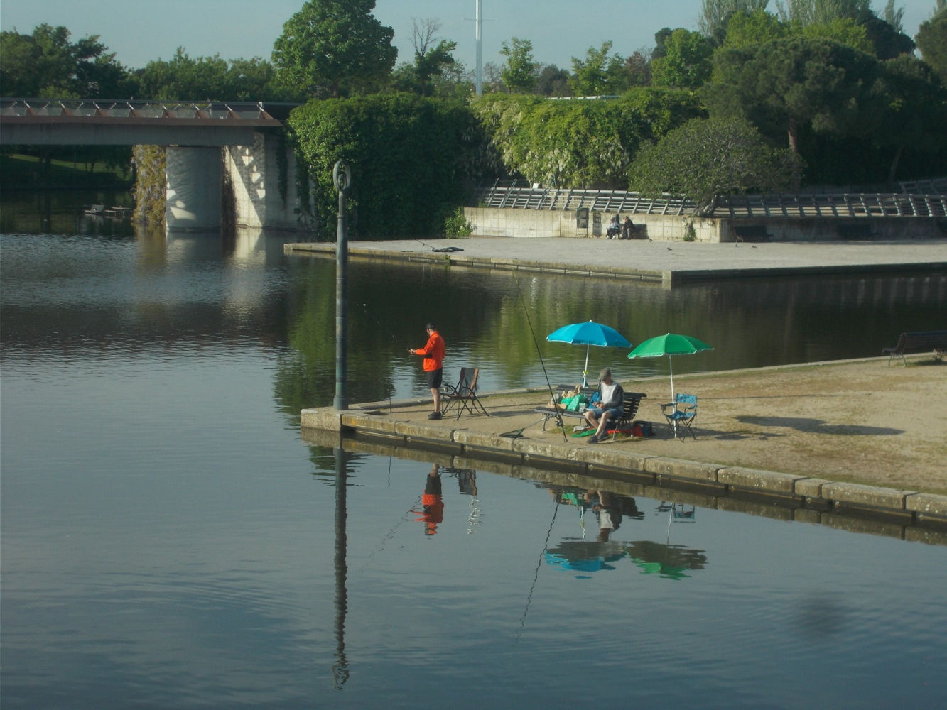 Pescadores con sombrillas para protegerse del sol.