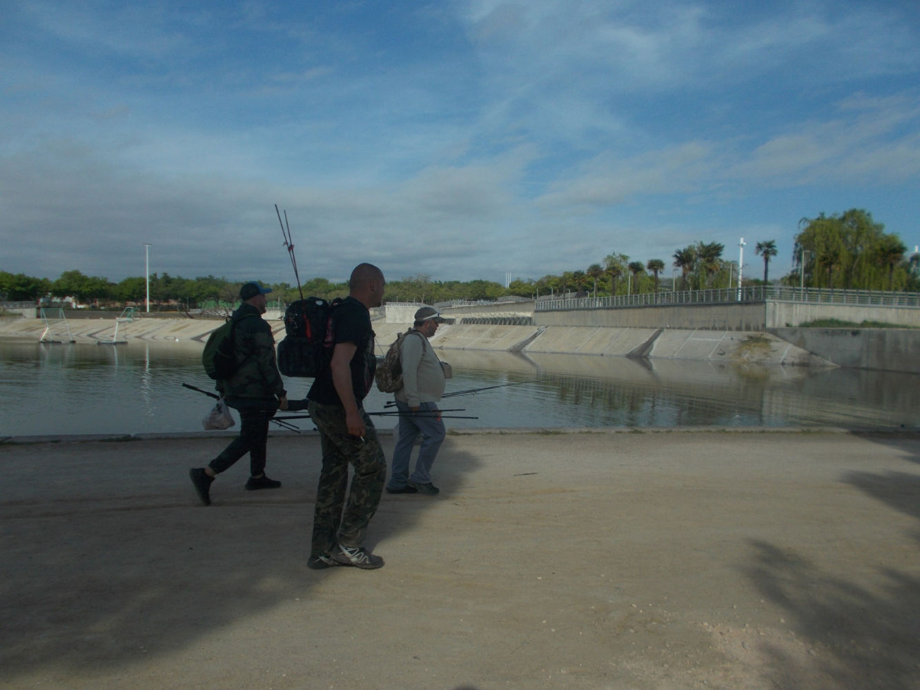 Los pescadores regresan tras una jornada de pesca.