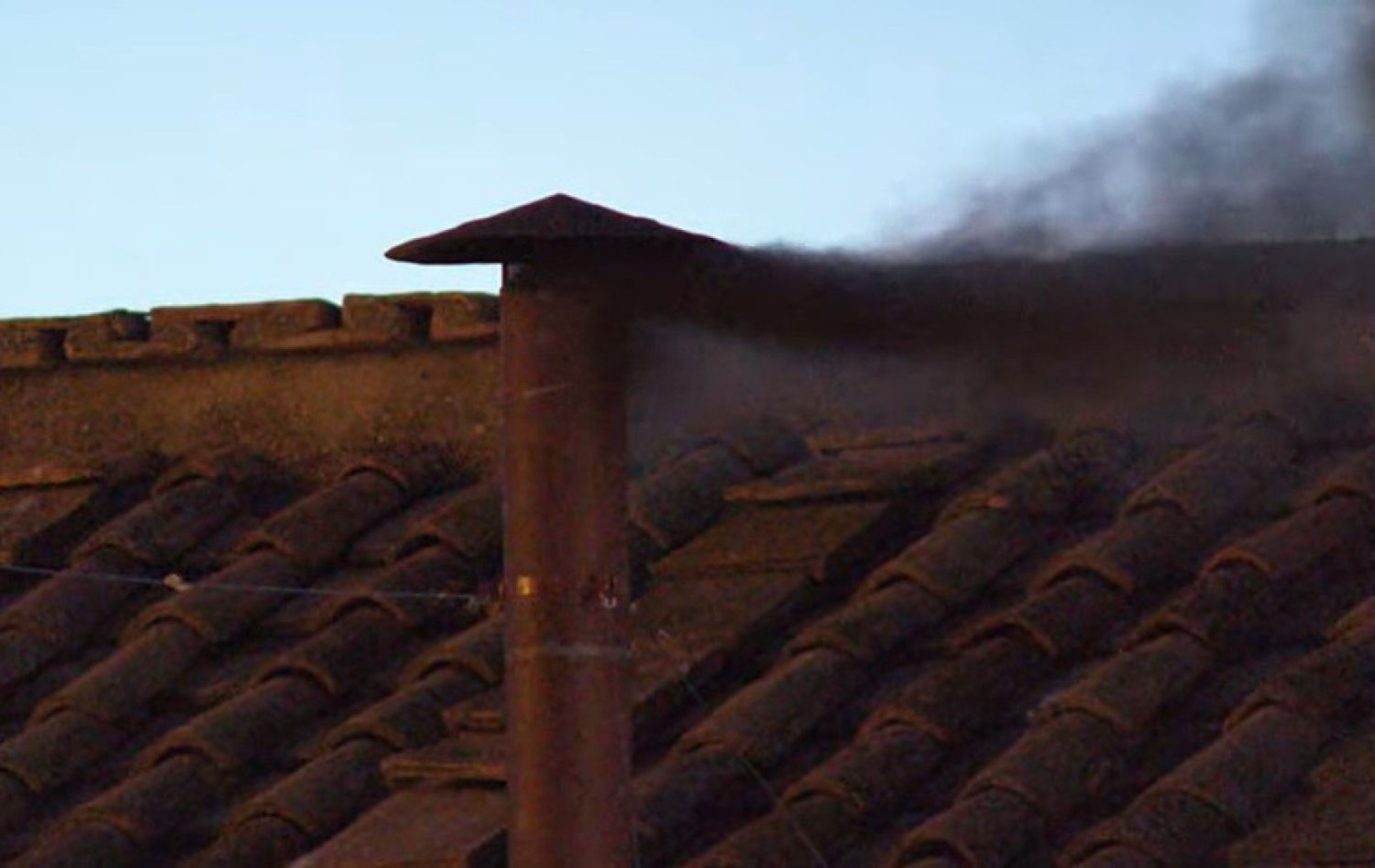 Primera fumata negra en la plaza de San Pedro del Vaticano