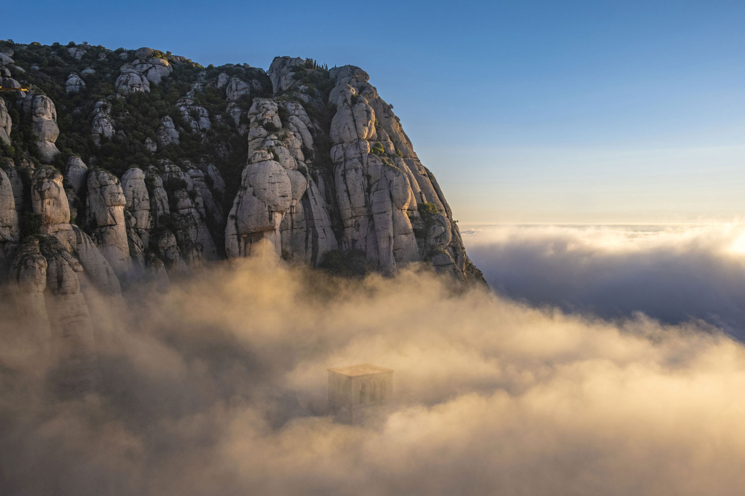 La abadía de Montserrat entre nubes.