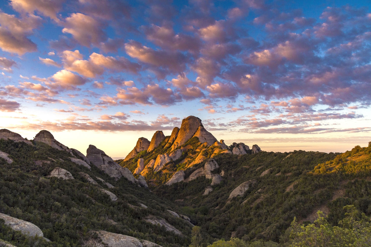 Cielo de magdalenas con las luces del alba en Montserrat