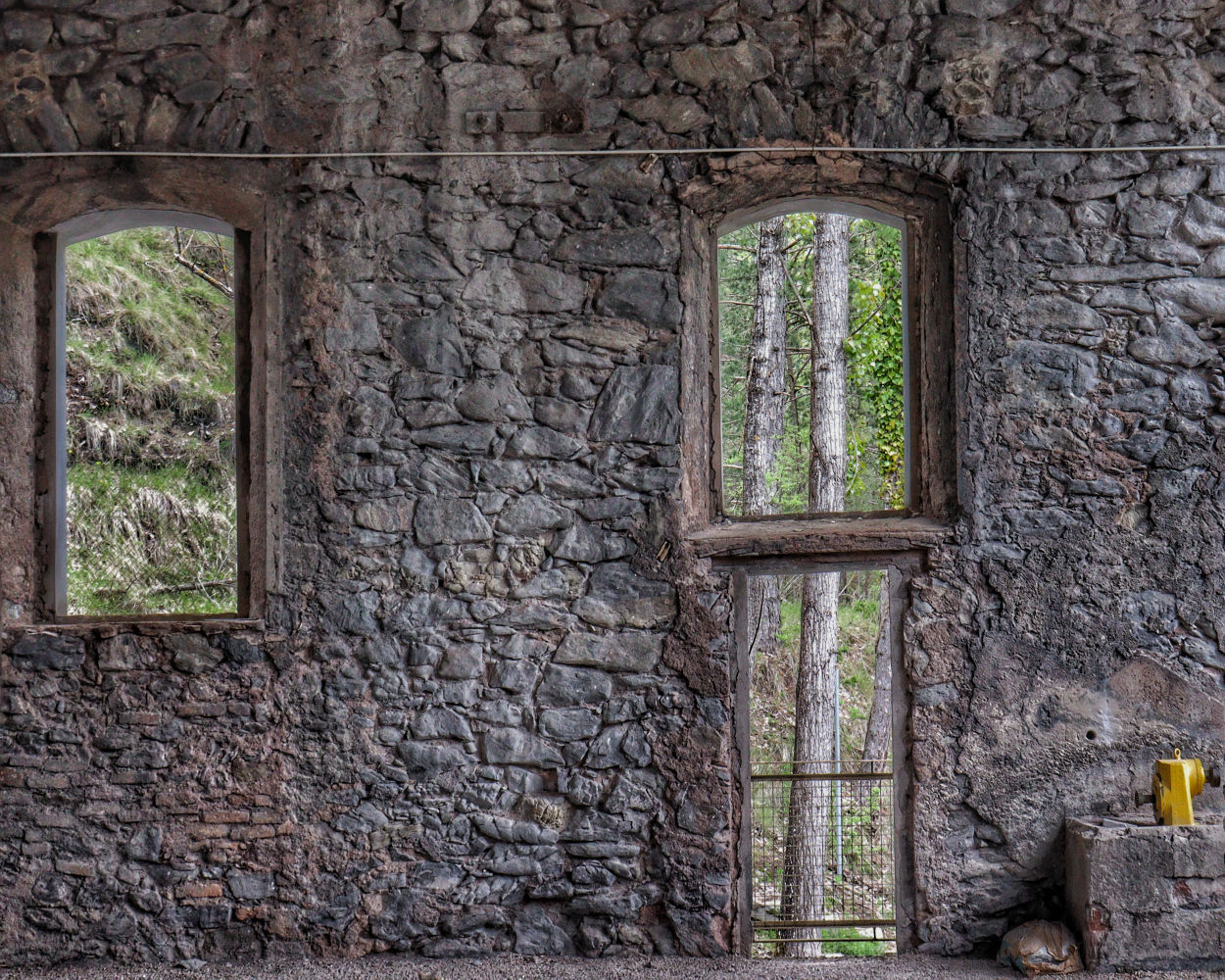 Las paredes del museo guardan la historia de la antigua fábrica de cemento.