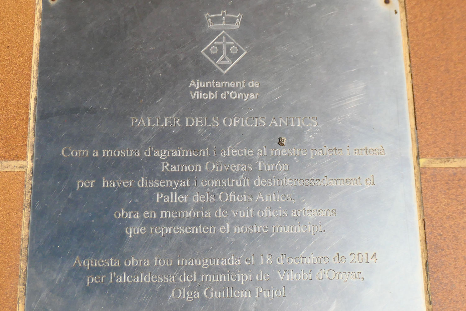 Placa de la escultura del 'Paller dels Oficis Antics'.