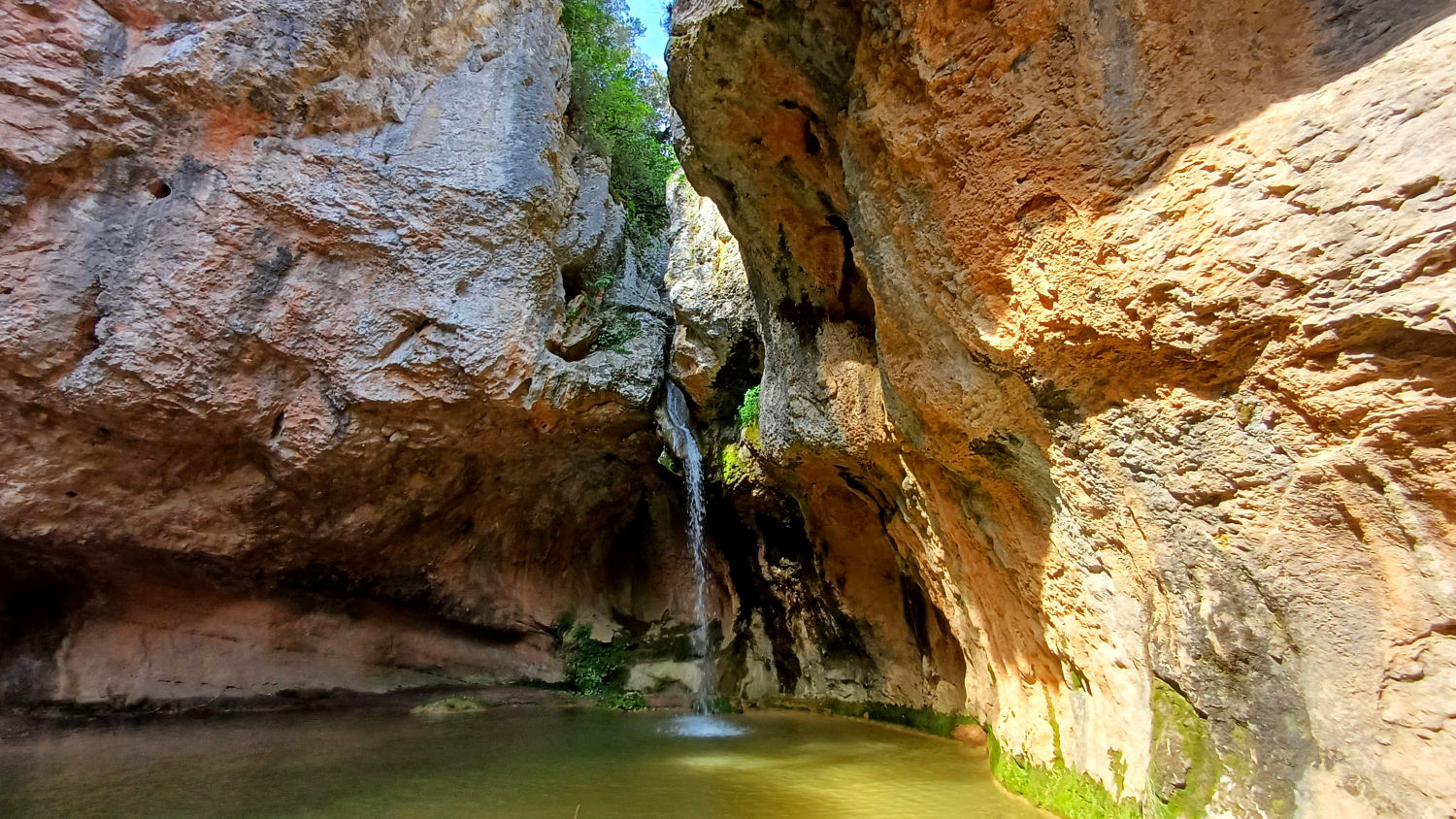 La Fou de Tous, un salto de agua en medio de la naturaleza.