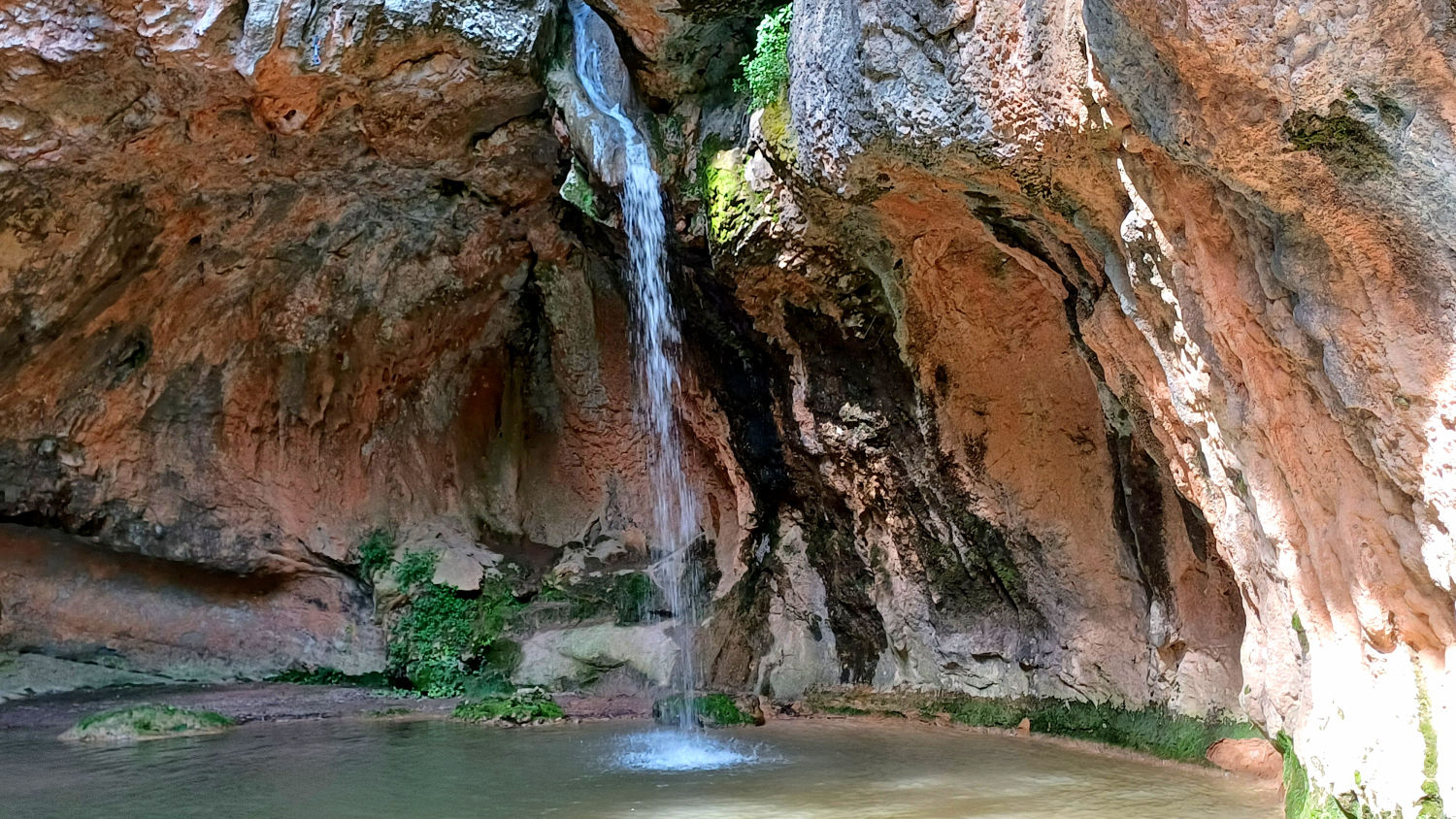El entorno está impregnado de roca calcárea.