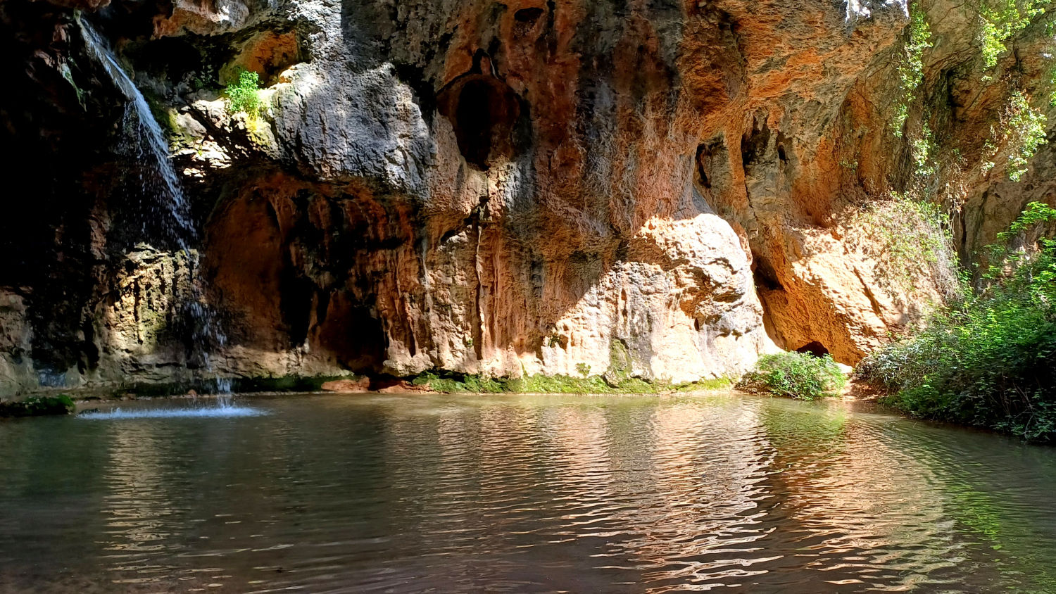 En la Fou de Tous corren una serie de leyendas fundamentadas por las cuevas que hay en el entorno.