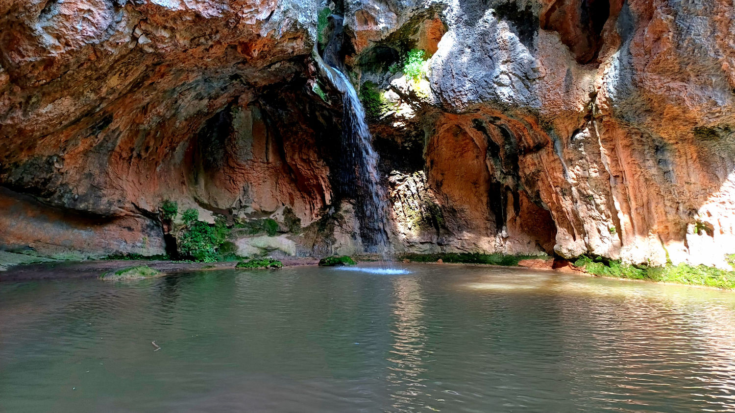 Este saltante crea una serie de charcos y arroyos.