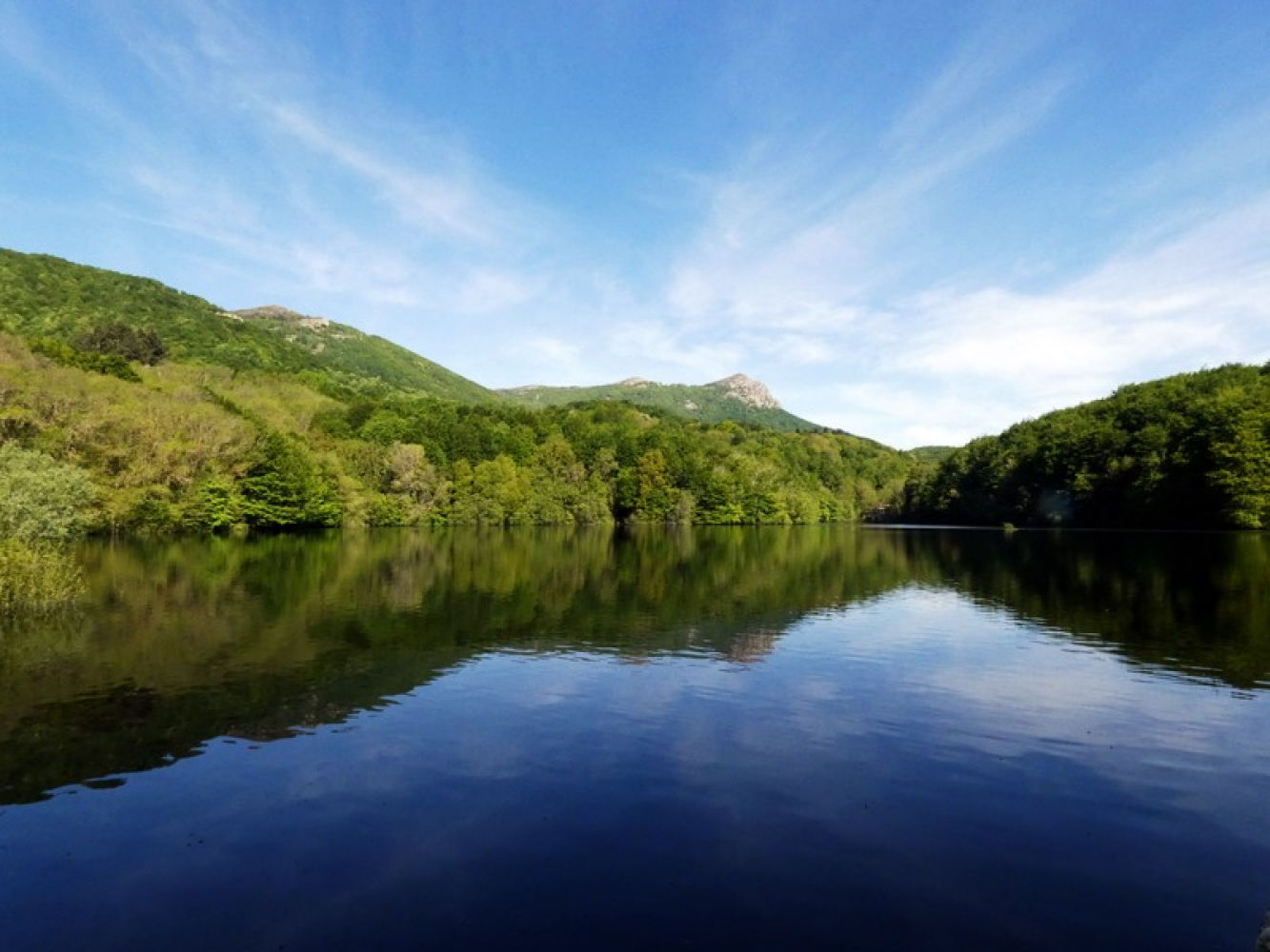 Pantano de Santa Fe lleno de agua.