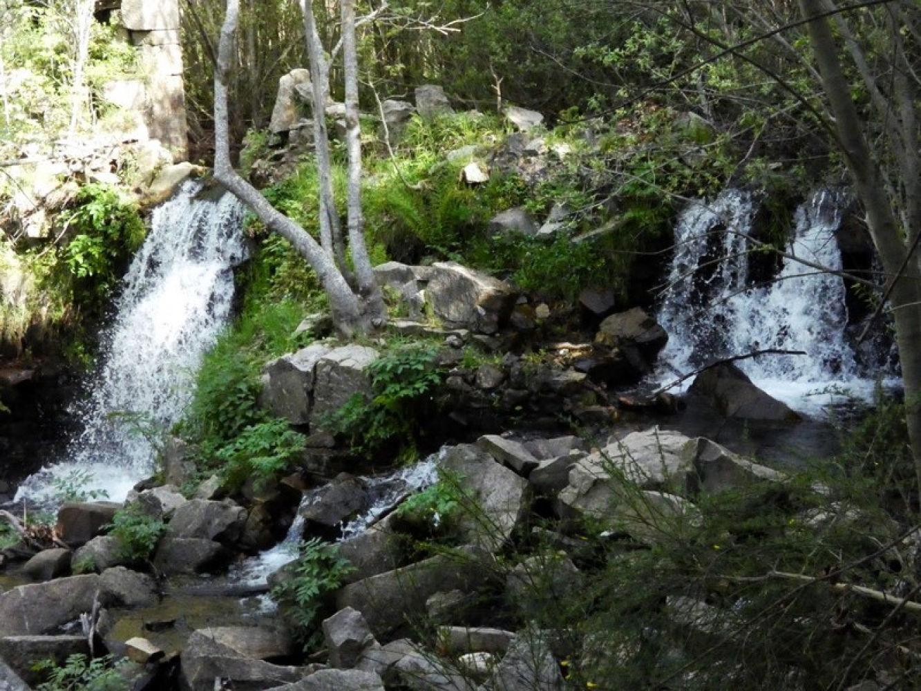 Saltos de agua para el pantano de Santa Fe.