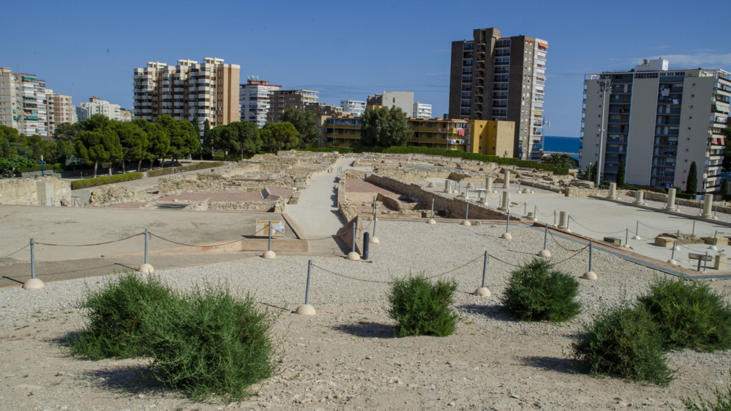 Tossal de Manises, con la ciudad moderna de Alicante y el mar al fondo.