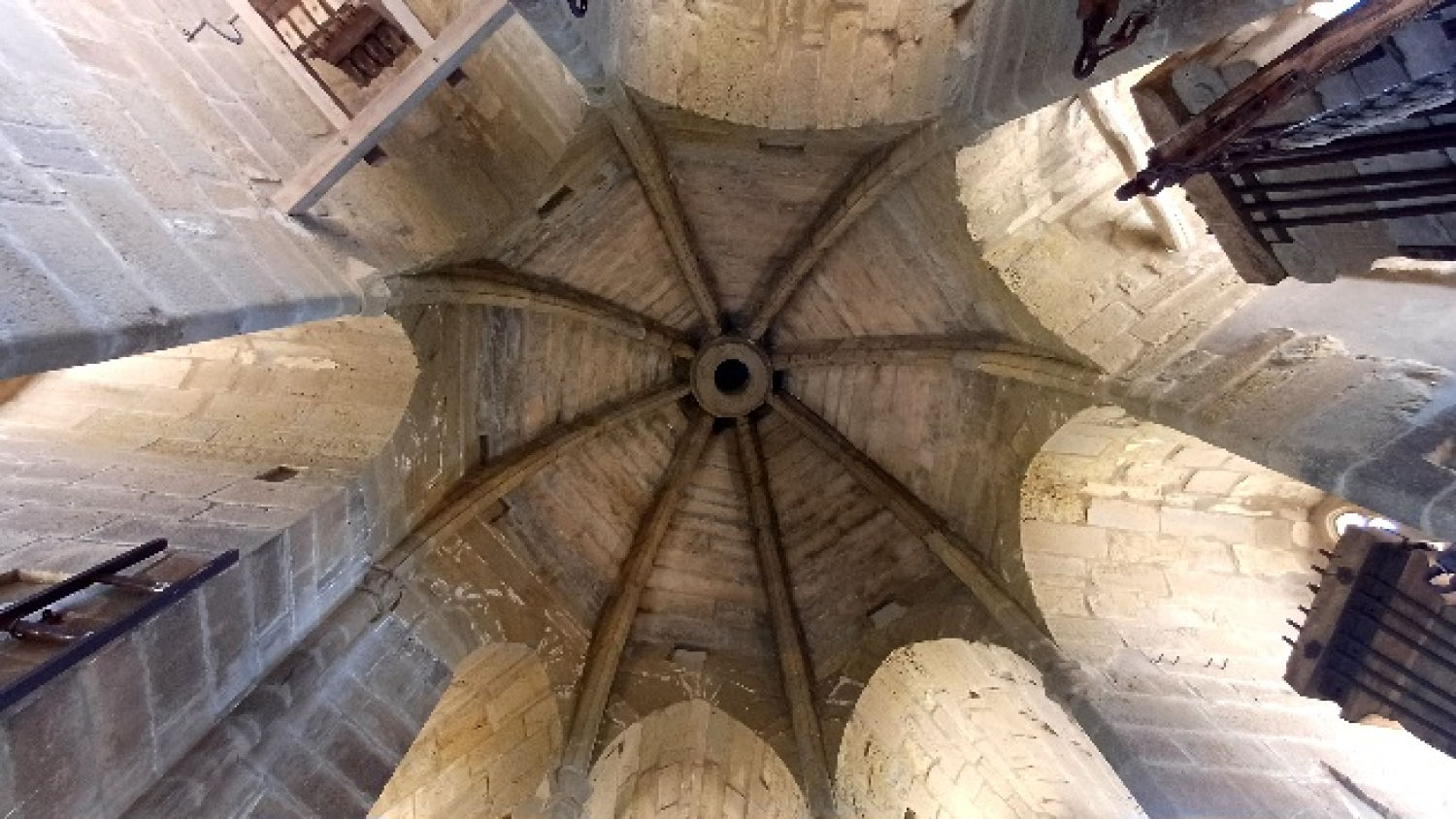 La planta superior tiene una forma octogonal.