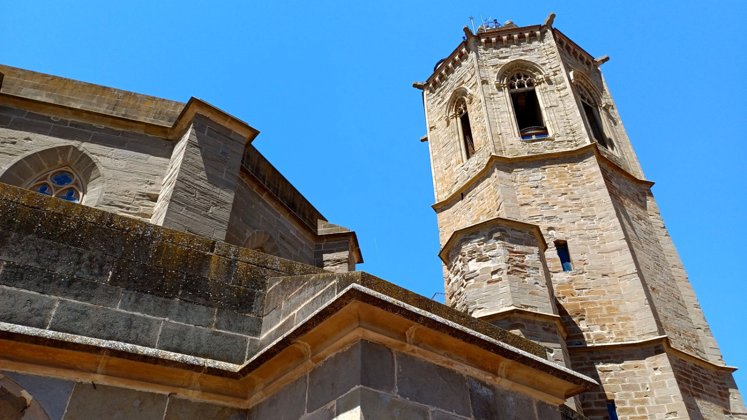Vista de la torre del campanario desde el exterior.