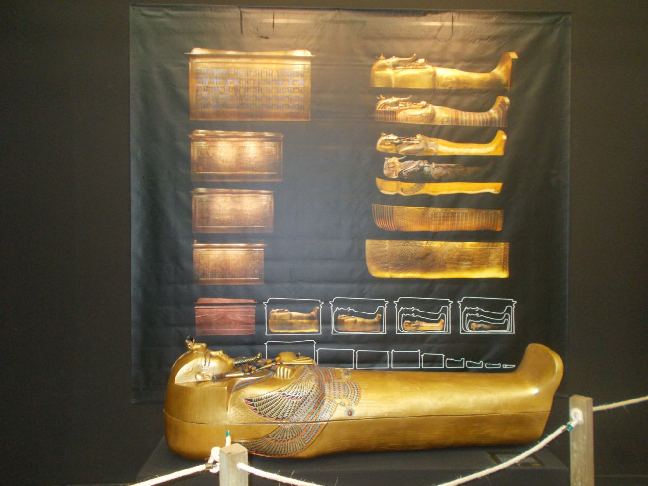 Sarcófago expuesto.