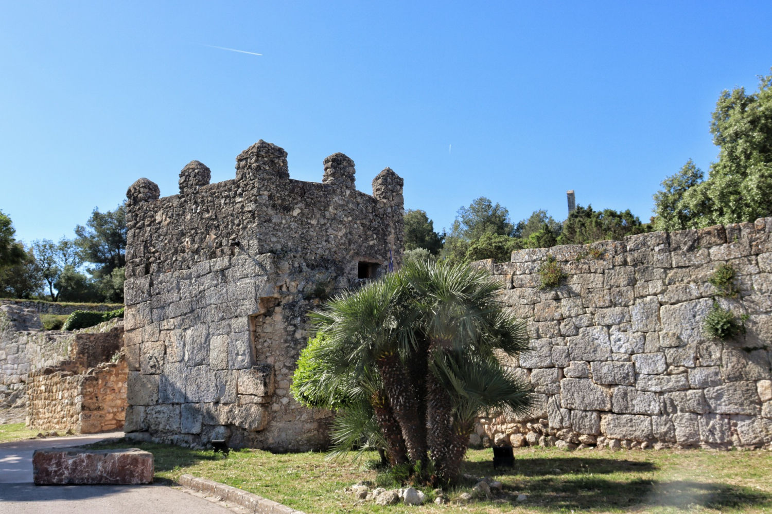 Muralla del conjunto monumental de Olèrdola.
