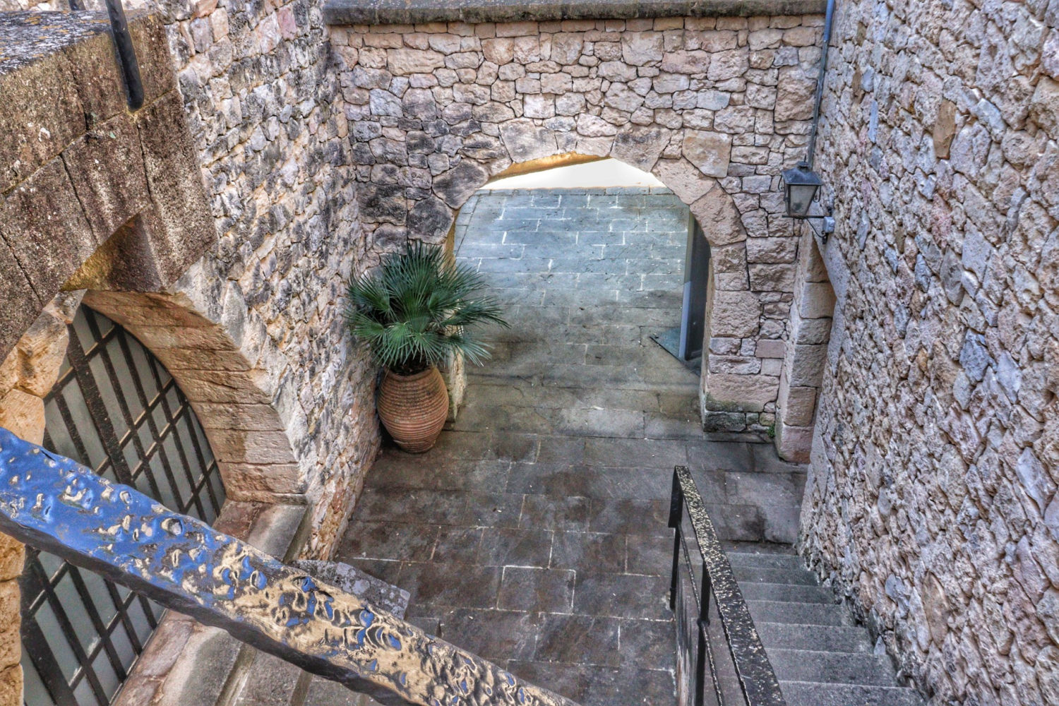 Explorando el castillo de Olèrdola.