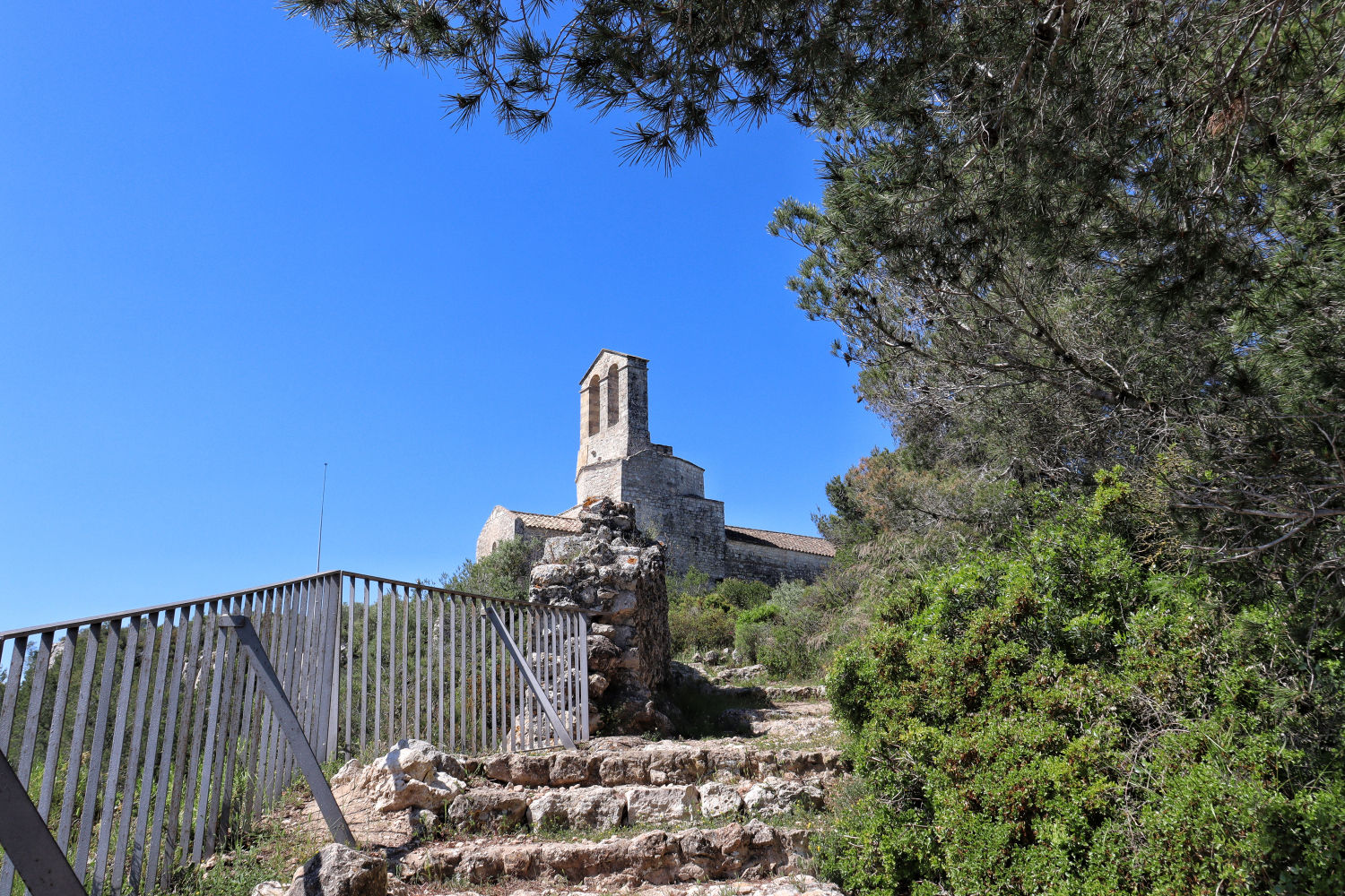 Vista de la iglesia de Olèrdola.