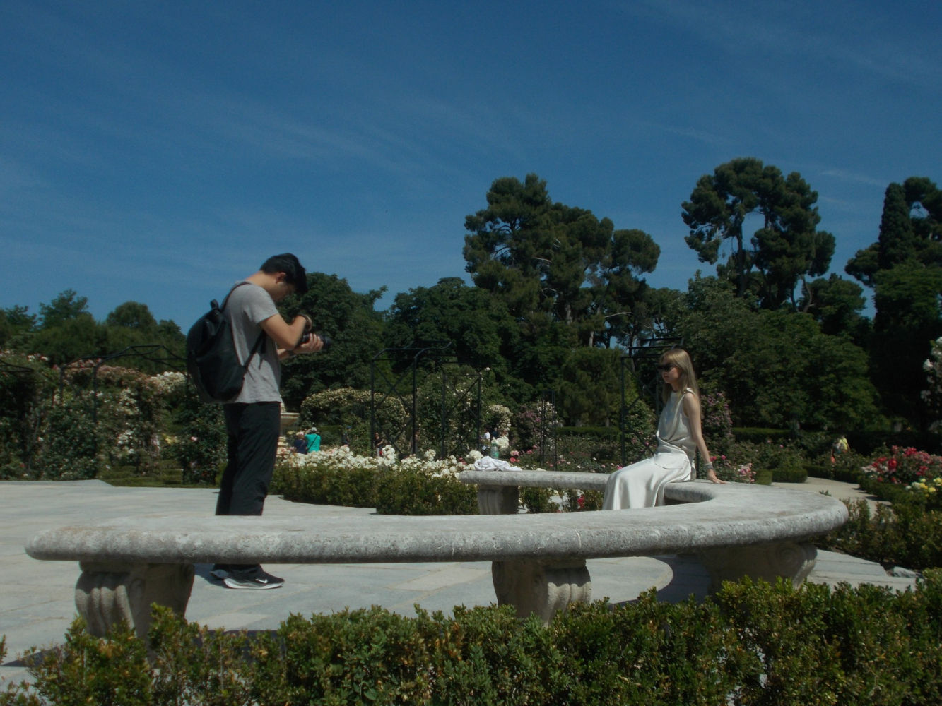 Momento para la foto en la rosaleda.