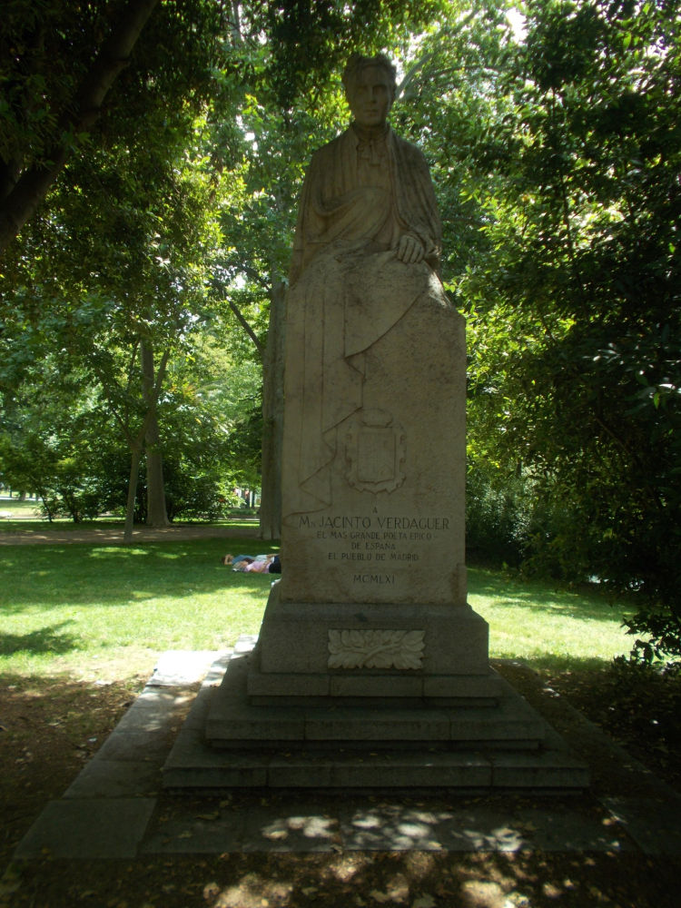 Monumento a Jacint Verdaguer erigido en Madrid.