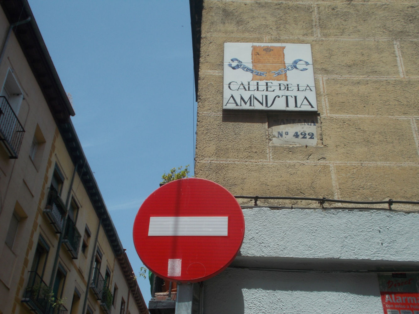 Calle de la Amnistía, con la señal de prohibido, en Madrid.