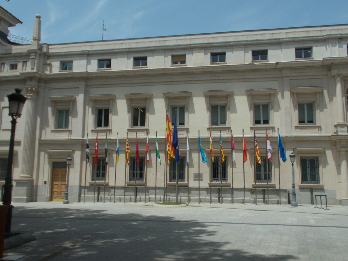 Las banderas autonómicas.