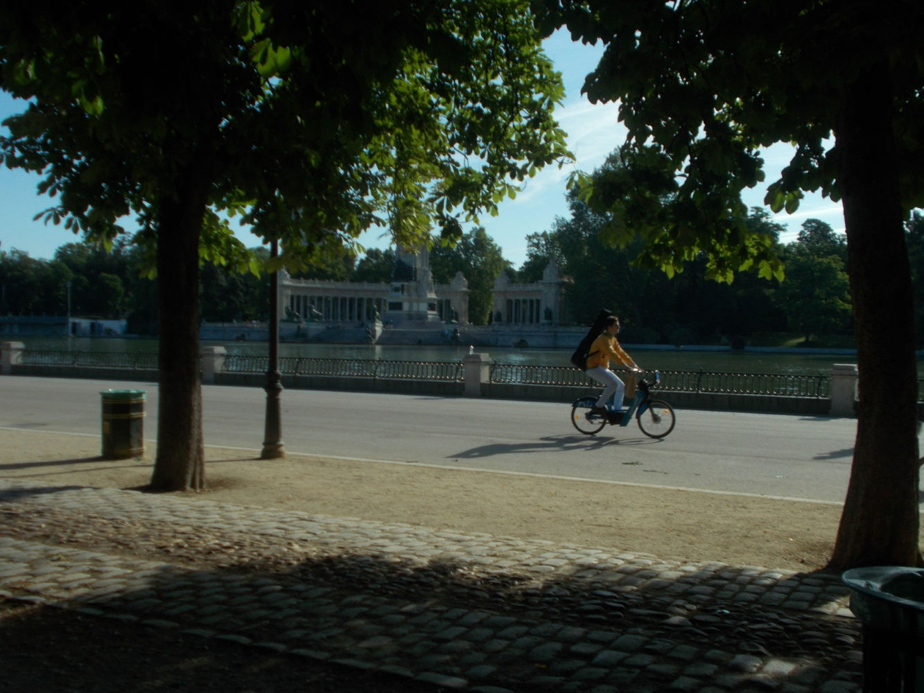 Ciclista de paseo por El Retiro.