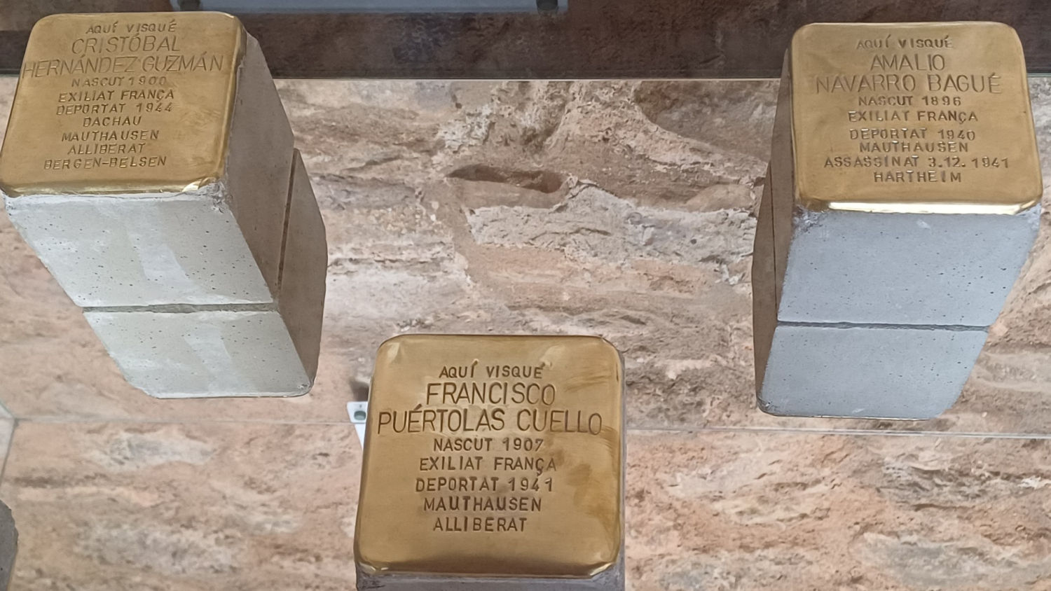 Tres Stolpersteine de deportados de Terrassa.