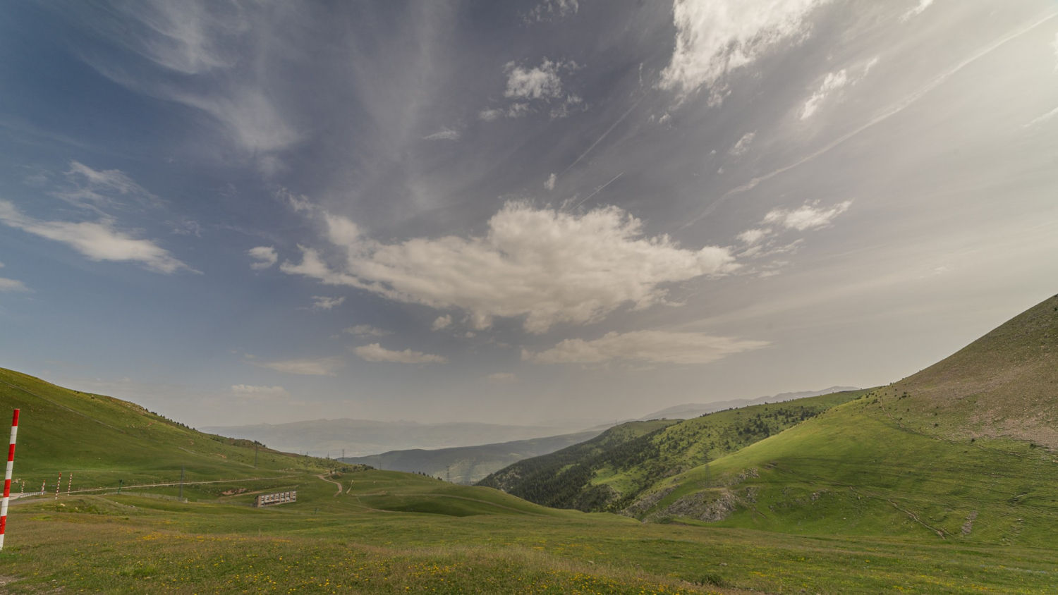 Paisaje del Alt Berguedà bajo el cielo.