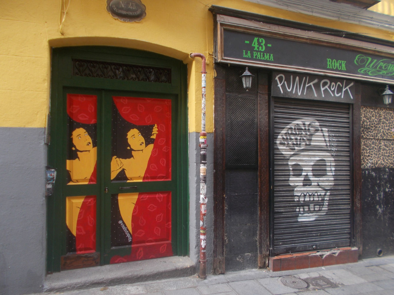 Sugerente grafiti en una puerta.