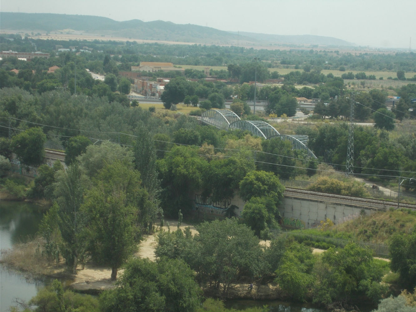 El puente ferroviario visto desde la laguna del Campillo.